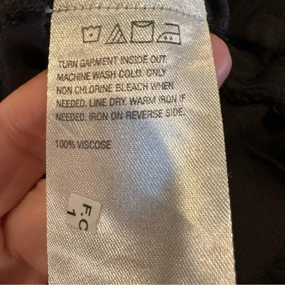 Curations Palazzo Pant with Tulip Hem Pockets in Black Size Medium - Picture 9 of 9